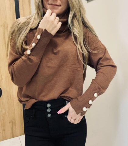 SWETER GOLF Z GUZICZKAMI CIEMNY BRAZ