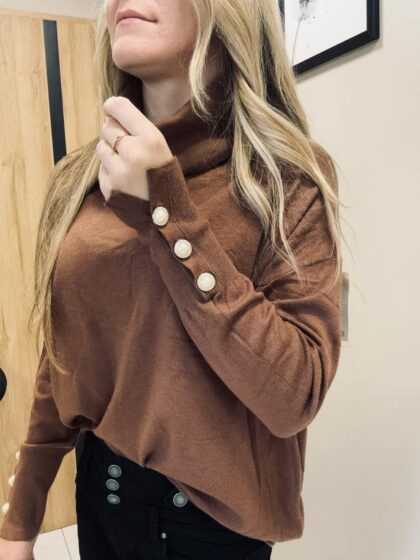 SWETER GOLF Z GUZICZKAMI CIEMNY BRAZ - obrazek 3